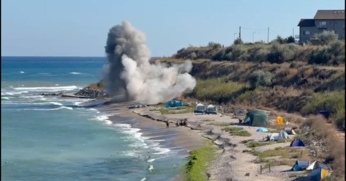 Momentul în care a fost detonată drona descoperită la Tuzla, validată de MApN ca având încărcătură explozivă. Momentul în care a fost detonată drona descoperită la Tuzla, validată de MApN ca având încărcătură explozivă.