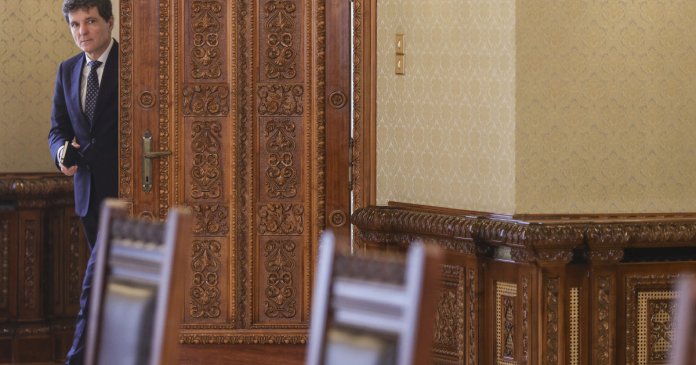 Nicuşor Dan se va întâlni astăzi cu conducătorii vechii coaliţii pentru a aborda subiectul finalizării PNRR, având mai puțin de două săptămâni... Nicuşor Dan se va întâlni astăzi cu conducătorii vechii coaliţii pentru a aborda subiectul finalizării PNRR, având mai puțin de două săptămâni...