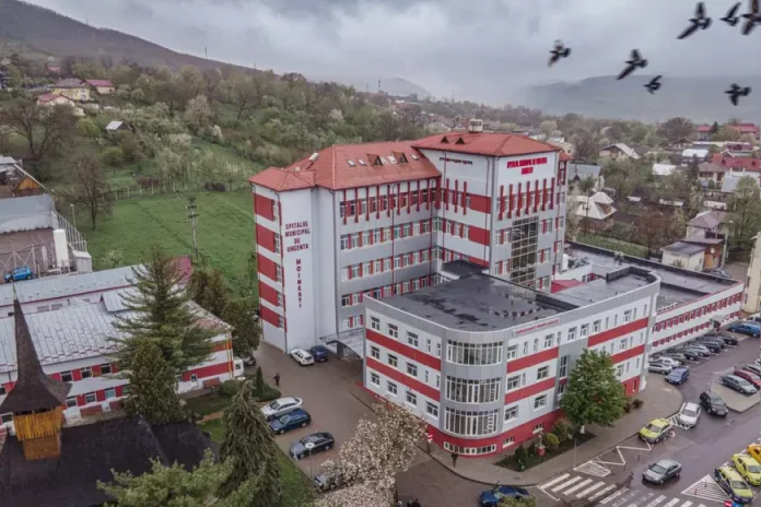 Scandal la Spitalul Moinești în urma morții unei paciente în vârstă de 50 de ani. Inspecția Sanitară a identificat încălcări severe. Scandal la Spitalul Moinești în urma morții unei paciente în vârstă de 50 de ani. Inspecția Sanitară a identificat încălcări severe.