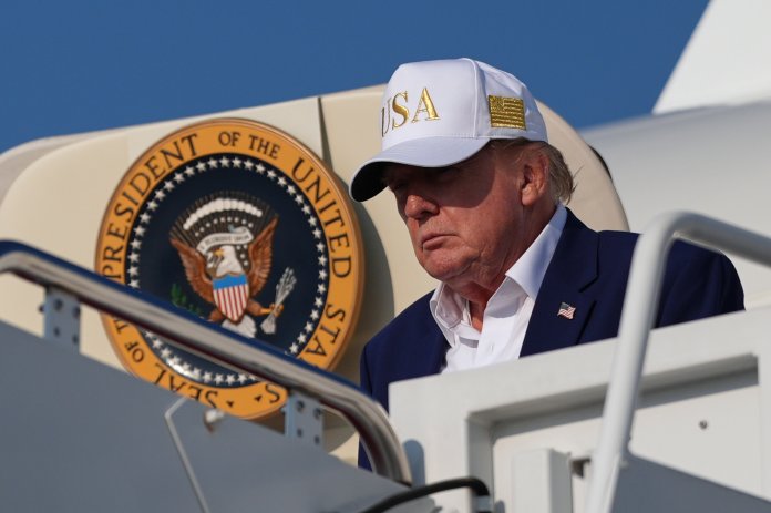 Trump s-a camuflat într-un cărucior de catering pentru a se urca într-un avion secret la summitul din Turcia / Strategia a fost elaborată de Secret Service Trump s-a camuflat într-un cărucior de catering pentru a se urca într-un avion secret la summitul din Turcia / Strategia a fost elaborată de Secret Service